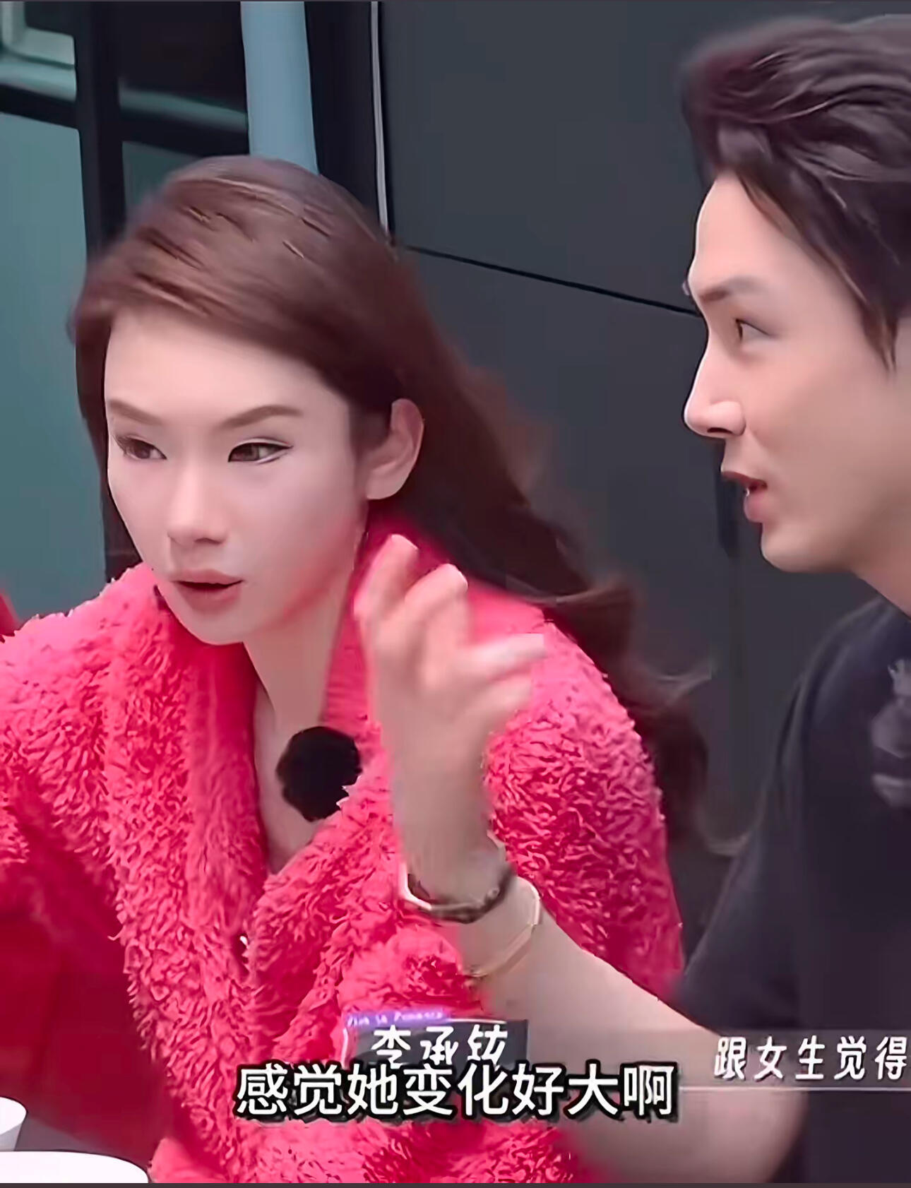 戚薇眼睛这是咋了，才40多岁怎么就垮成这样了。