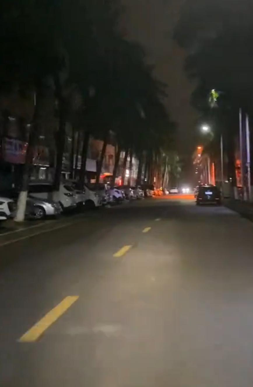 31岁生日那天，我盯着银行卡里刚好破百万的余额，听着电话里我妈带着哭腔的声音，整