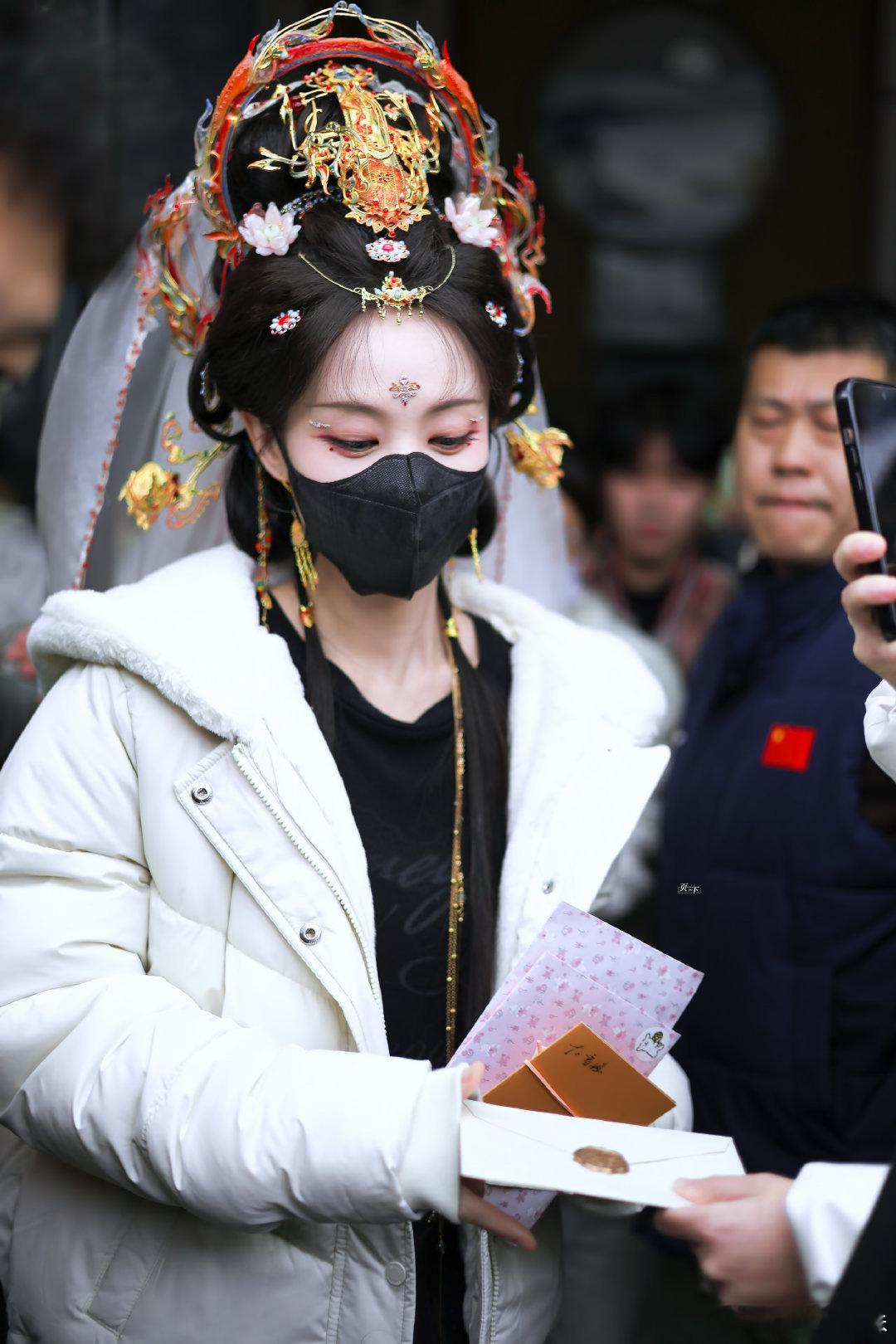 对这种发型发饰欣赏无能，眼妆搞的这么花里胡哨，又是下一个狐妖了，李一桐戴上口罩还