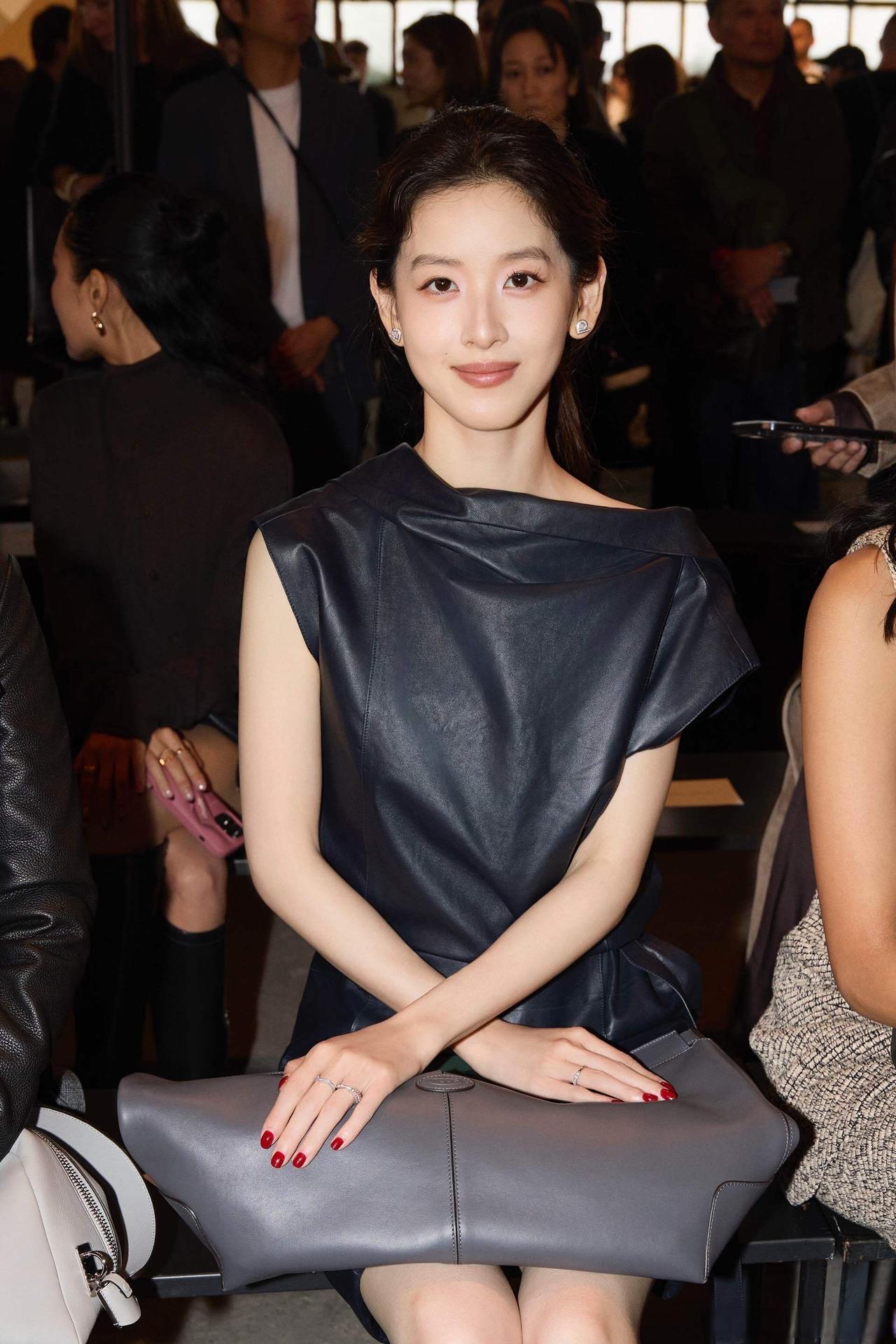 章泽天已经习惯了长期在国外陪伴3个孩子，习惯了和大强子一年几乎见不上2次。章泽天