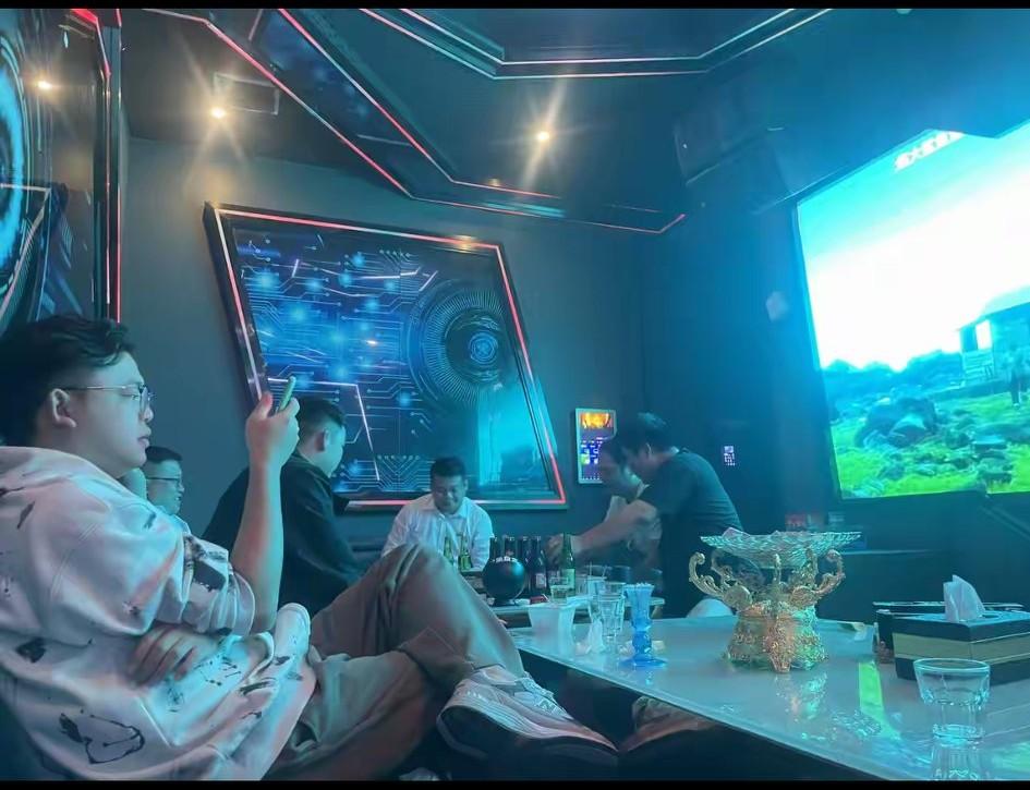 这是什么情况？这么好的酒水竟然只是几个大老爷们在喝？怎么没有妹子们陪着呢？