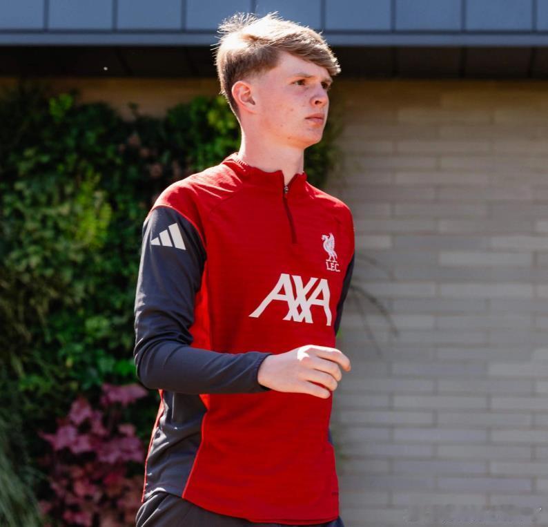 18岁的威尔·赖特已经与利物浦一线队一起训练。《ThisisAnfield》