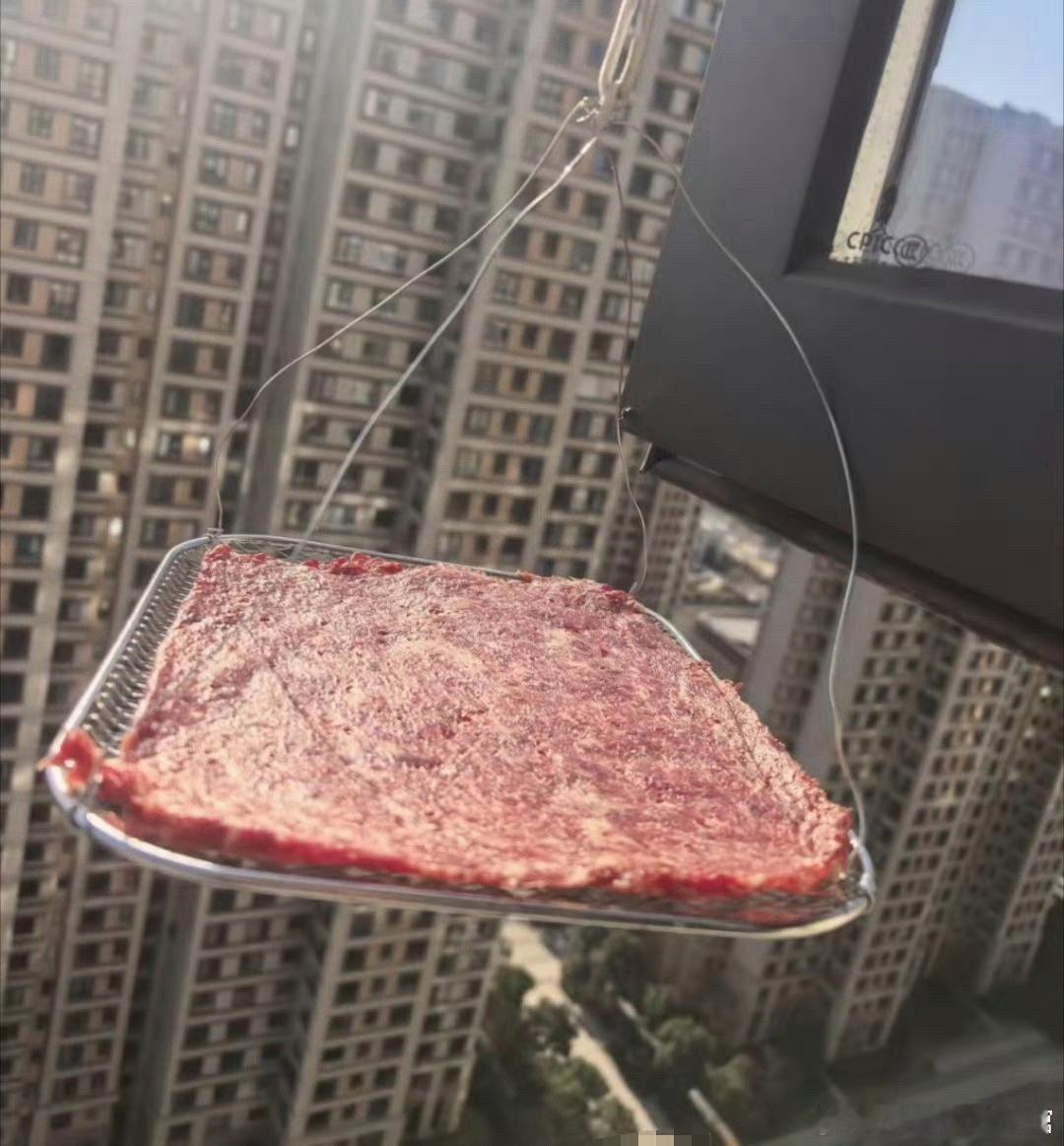 我就在窗边晒一个小小的肉居然被楼下好几户邻居投诉了，他们心眼这么小的？