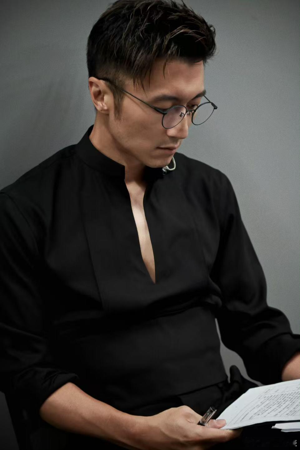 谢霆锋能给我吃一口吗谢霆锋也体会到不能试吃的痛苦了谢霆锋的眼神一直在各个餐盘