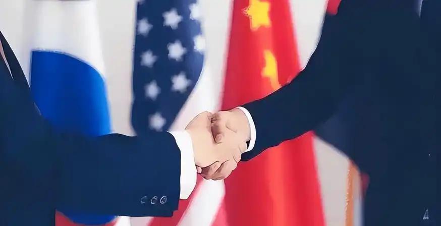 🌞美国千万不能倒下，一旦倒掉，中国就会很头疼！为什么这么说？现在老美骑虎难