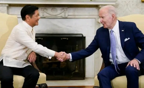解放军黄岩岛实弹亮剑，从美国回来的马科斯，态度异常坚决。小马科斯一面向中国求援，