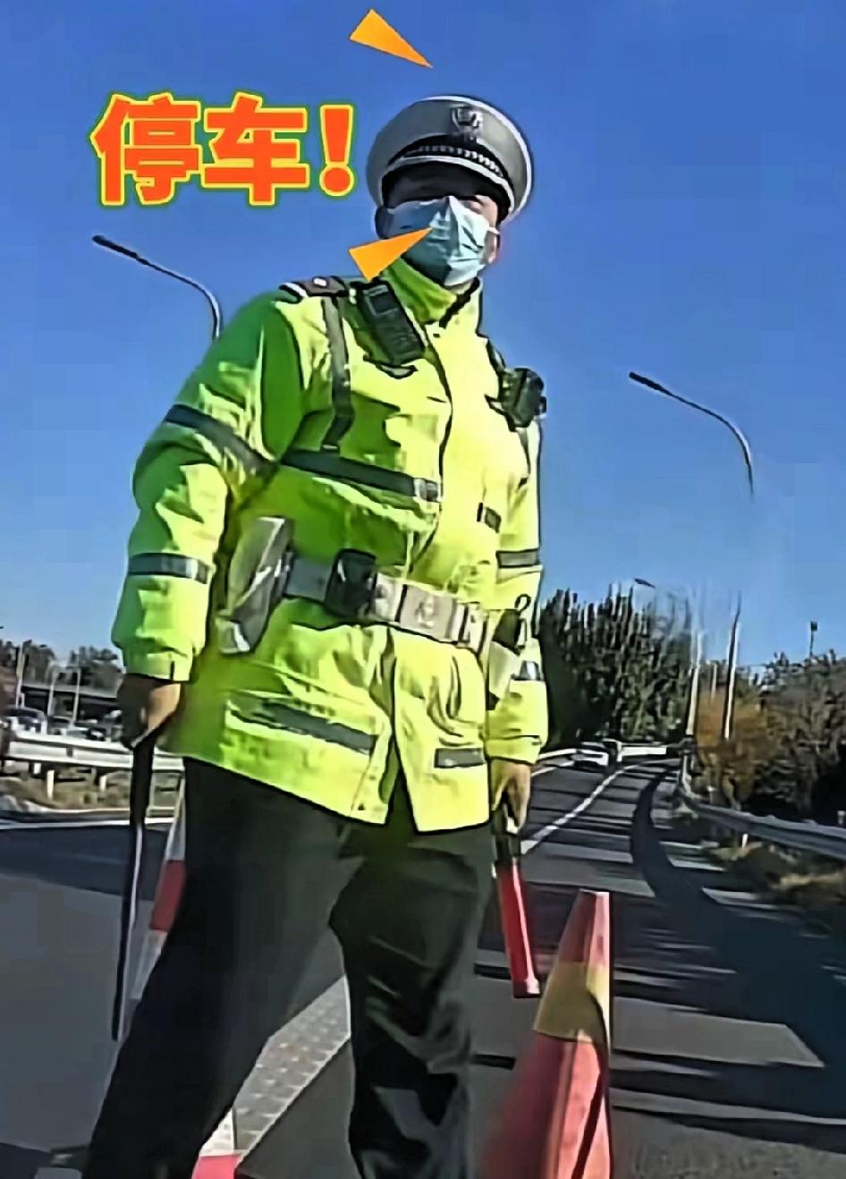 这一幕真的破防了！男子奔丧途中被交警拦下，崩溃哭喊“我妈没了，我不是想超车”，交