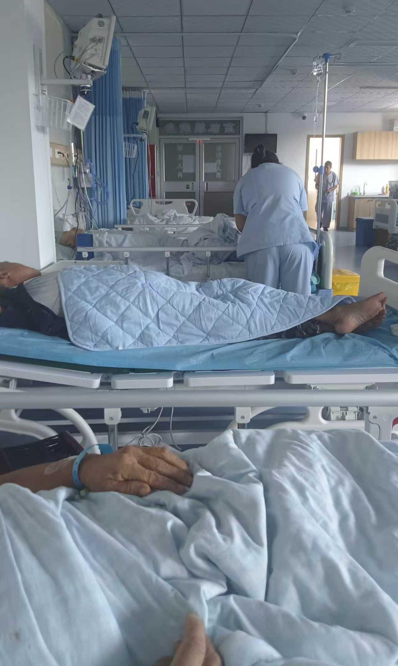 我妈有个执念，只要听说姑姑舅舅大姨谁住院了，立马拉着我去探望。手里永远拎着两箱