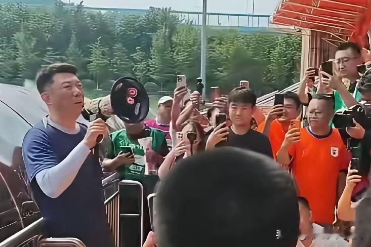 通过开放日的活动，球迷们了解了俱乐部和球队的问题，对于模棱两可的问题得到了澄清，