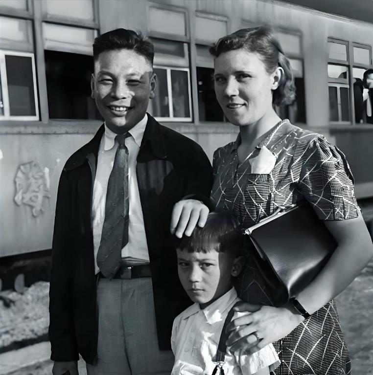 蒋经国在莫斯科留学，和冯玉祥女儿冯弗能谈恋爱，并发生关系，冯弗能是他的初恋。但他