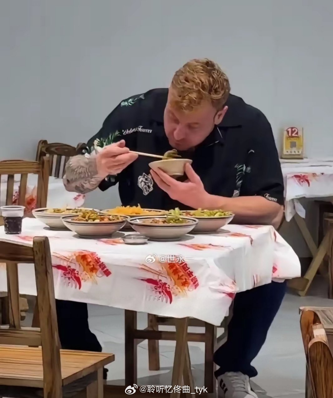 饭店看到个老外在吃中国餐。他吃的可真香啊。