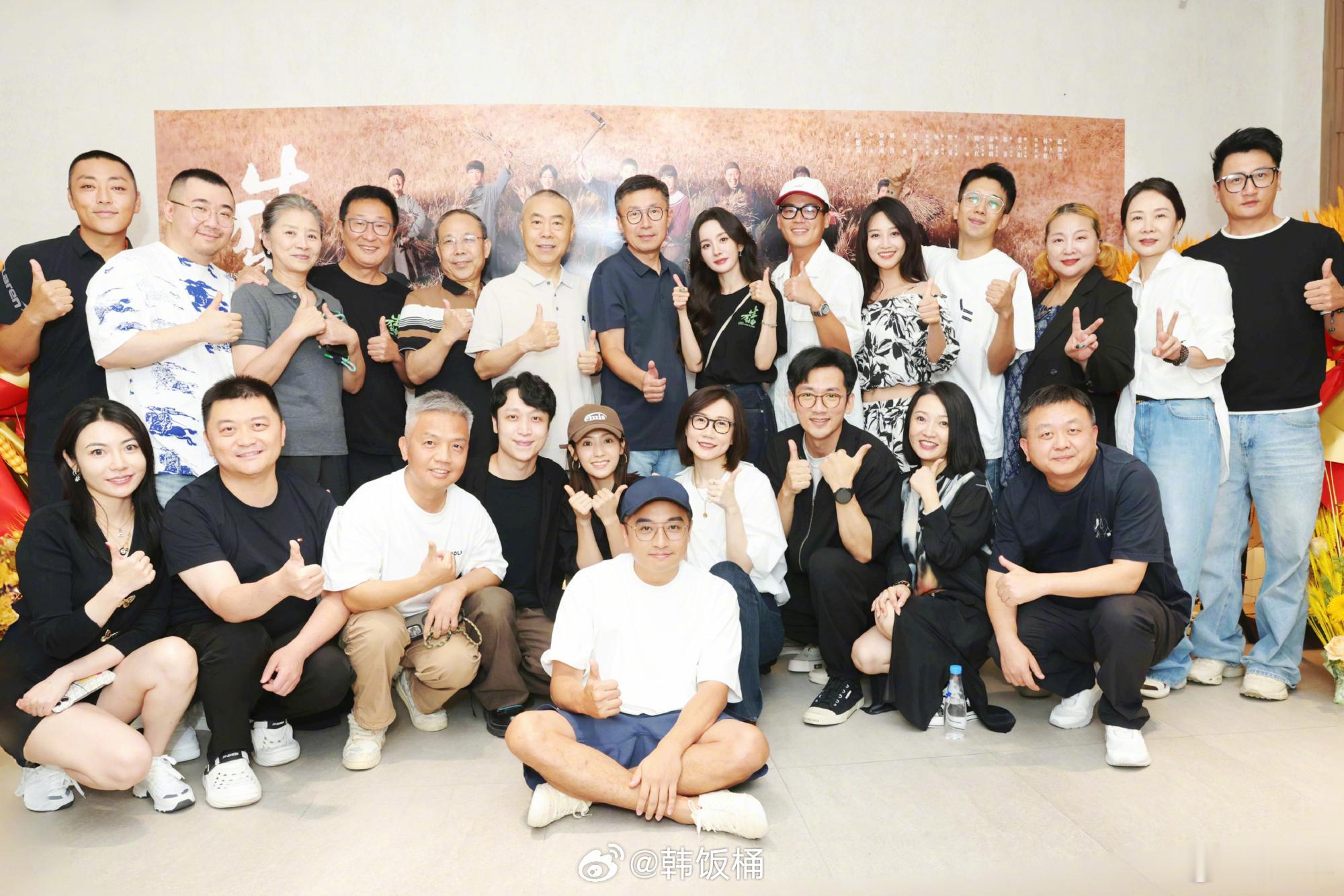 杨幂到底干啥了大概就是发自内心的喜欢这个爆剧女王杨幂罢了，毕竟爱上杨幂也是人之常