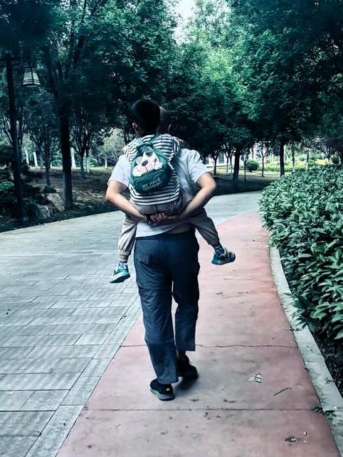 新的一年，最想多陪陪爸妈。小时候总觉得他们有使不完的劲儿，能扛着我爬好几层