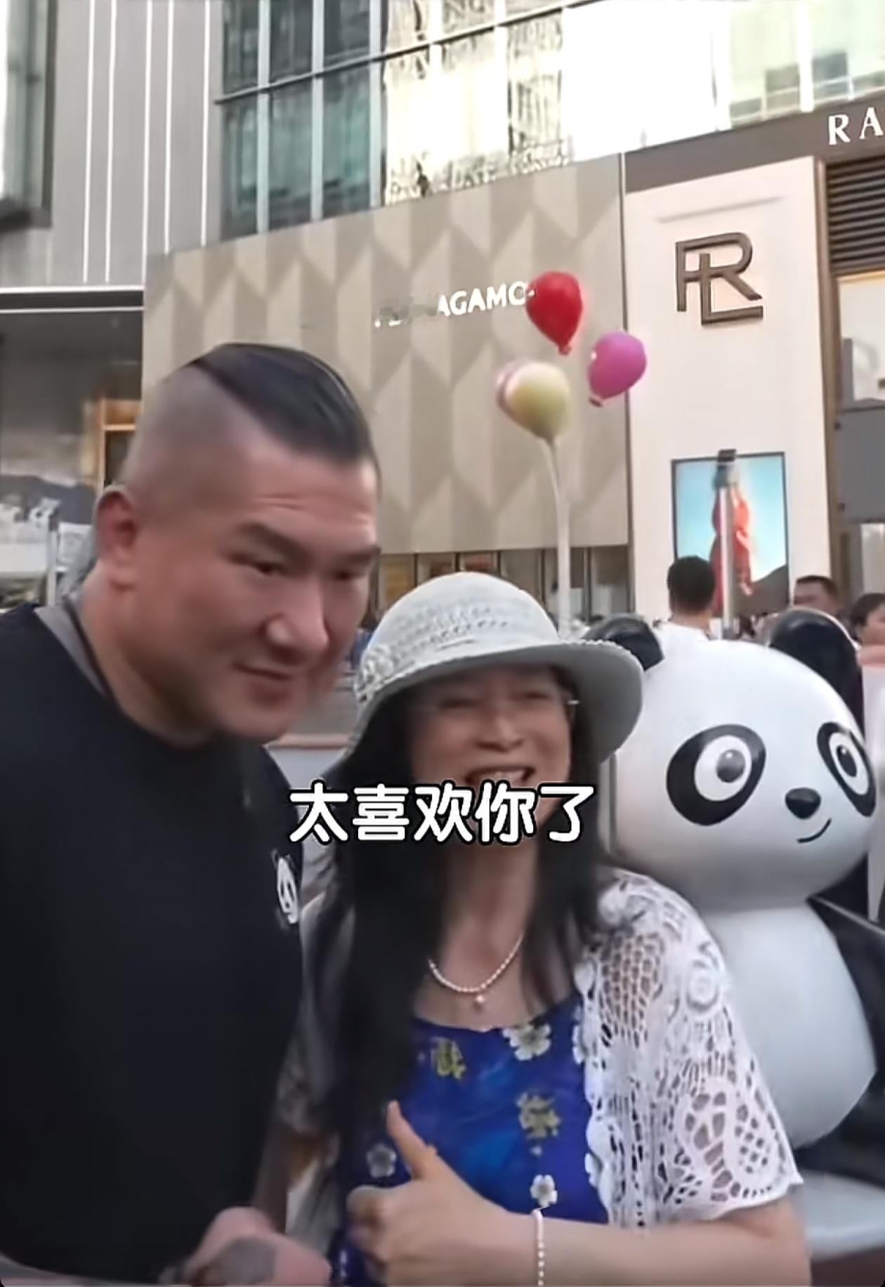 台湾馆长来成都春熙路了，成了“整条街最靓的仔”，太受民众欢迎了，大家纷纷与其合影