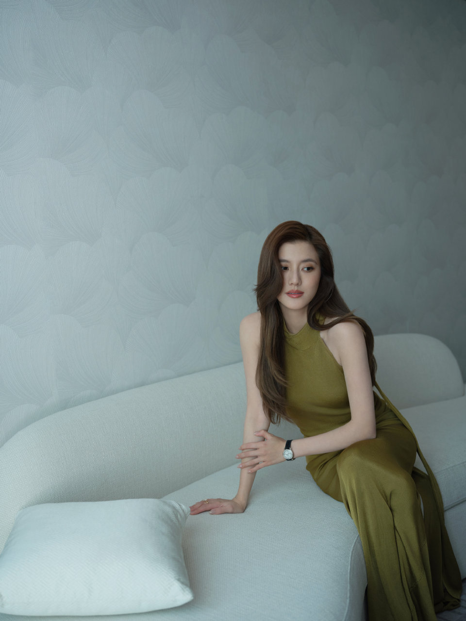 吴千语以优雅之态，慢享品质生活。