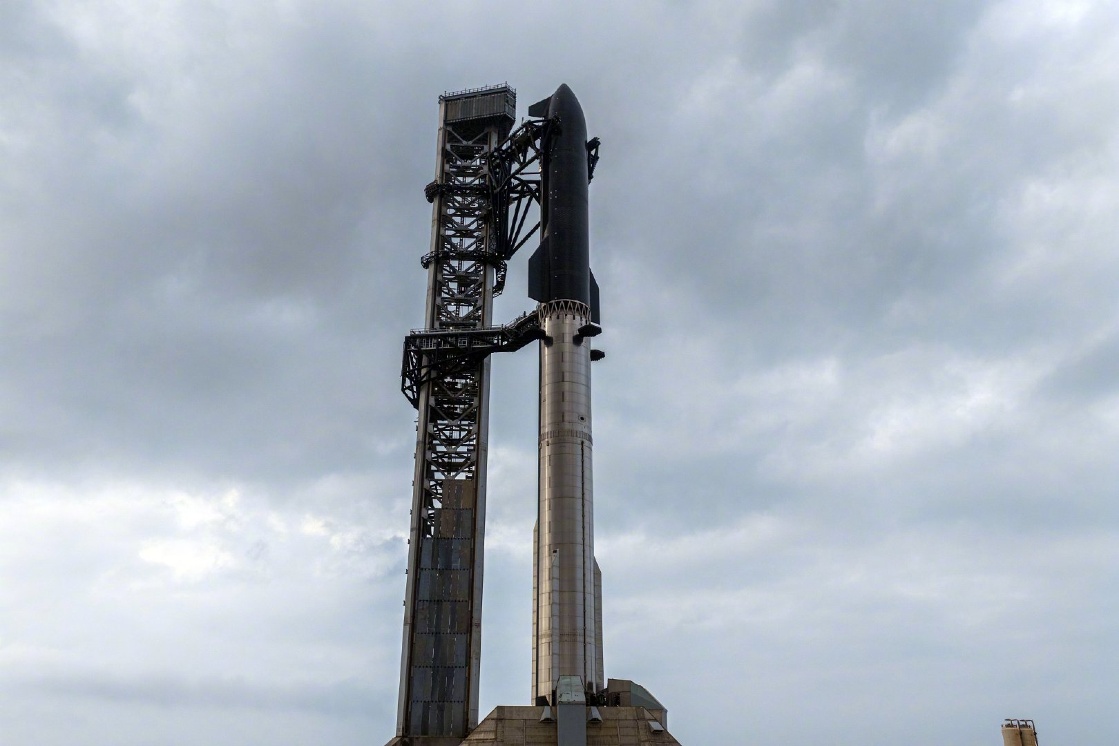 如果监管部门审批顺利，SpaceX最快将在9月22日发射星舰。发射窗口从当地时