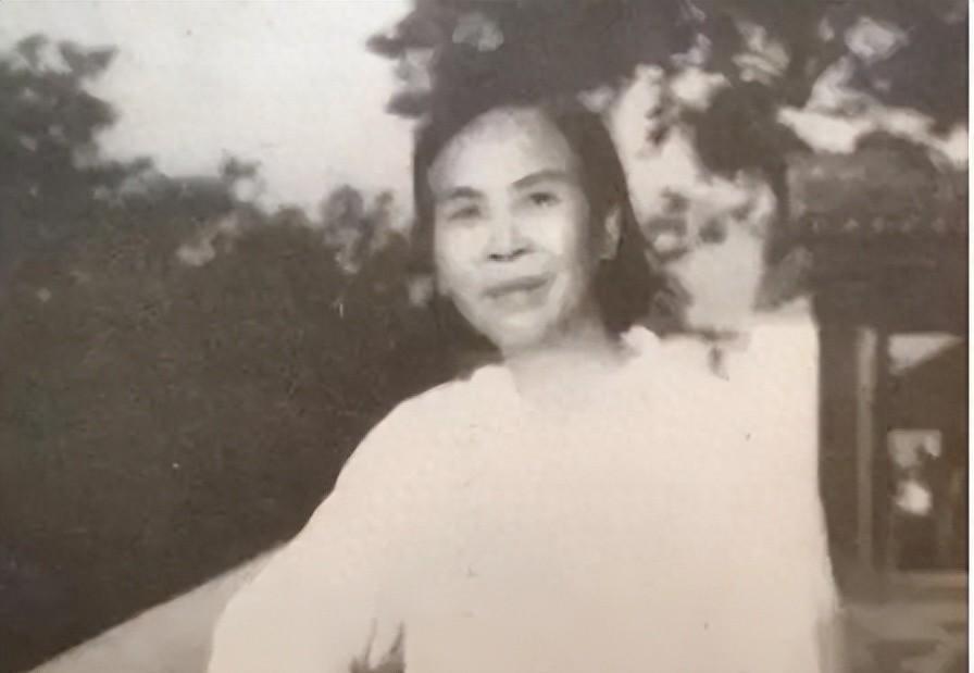 1947年贺子珍回国后计划再婚，特意询问女儿意见：要不要给你找个新爸爸呀？19