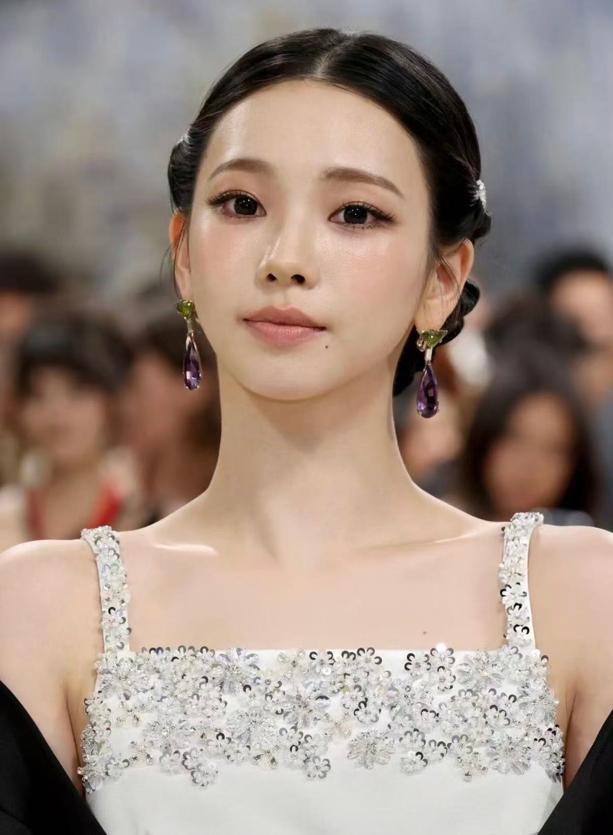 柳智敏MetGala公主造型救命！柳智敏这一身像从童话里走出来的，白裙钻饰配黑