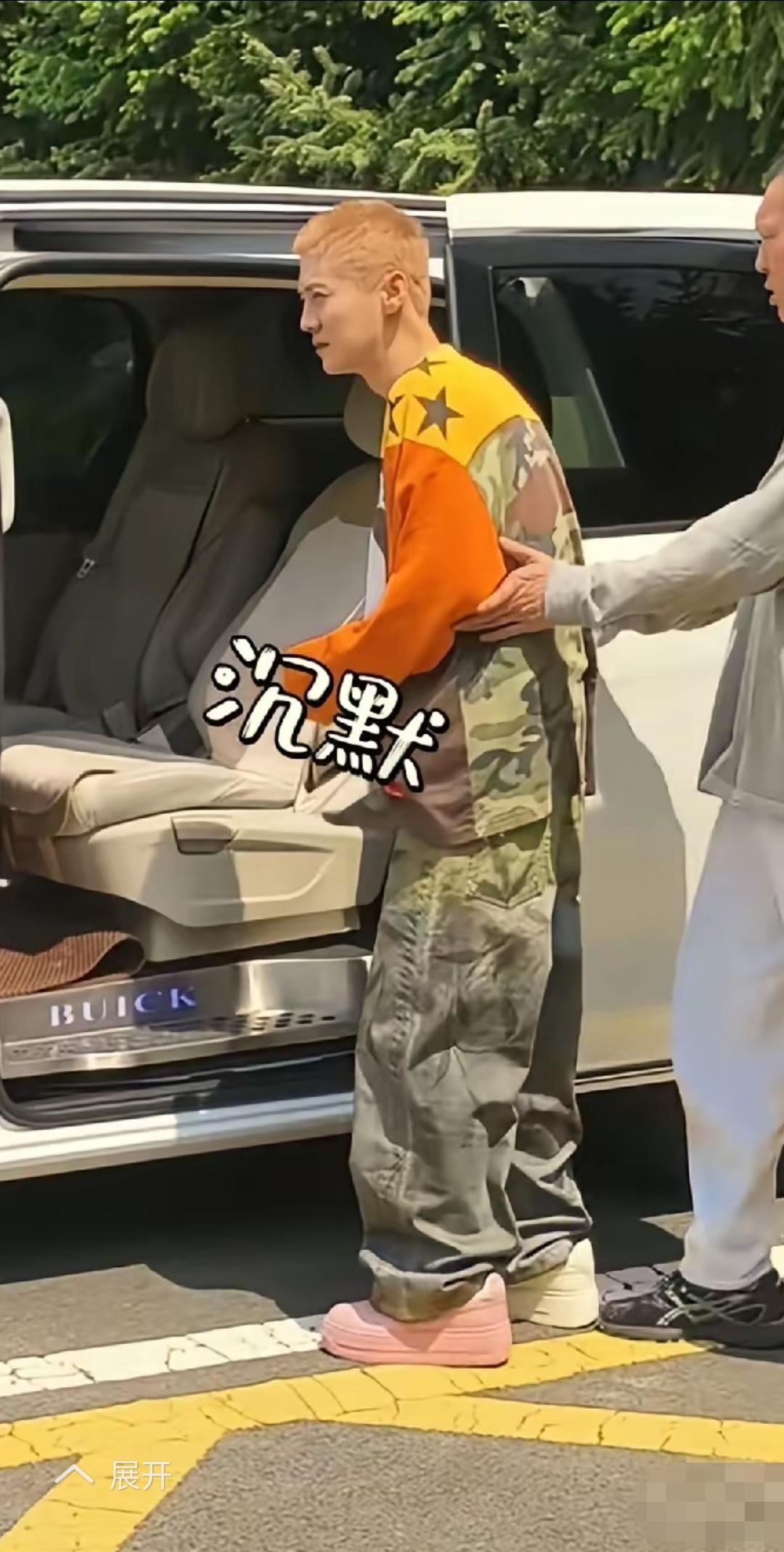 鹿晗曾经多少女孩子们心中的男神啊！现在怎么变成这样子了？有人说他这是有礼貌，每