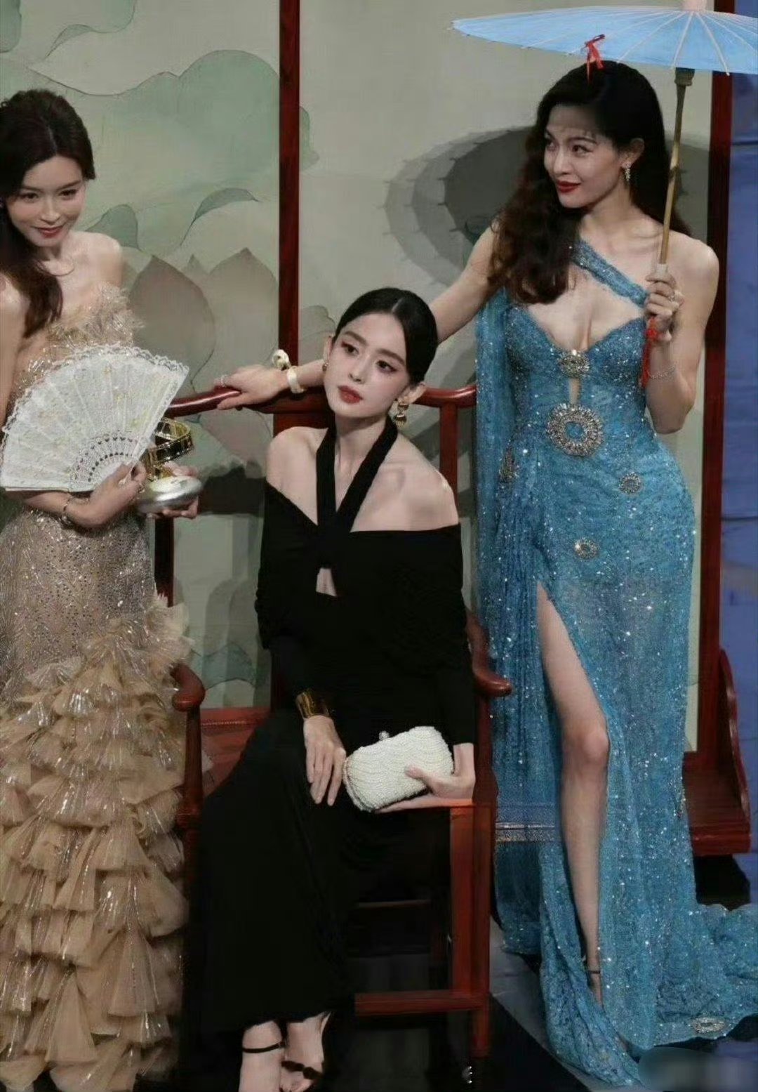 感觉钟楚曦衣服都要掉了，但是一脸镇定，美的让人忘记了旁边是古力娜扎​​​