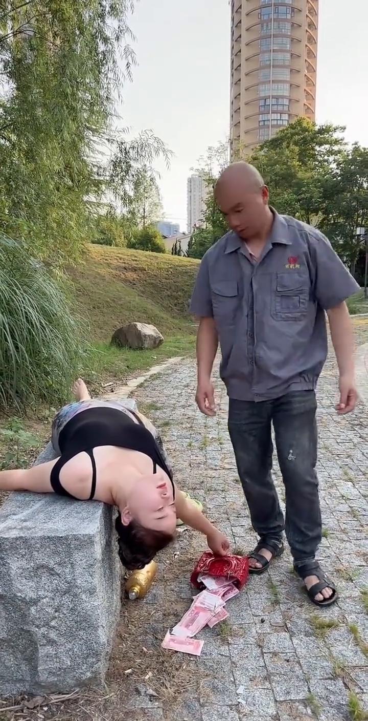 两口子昨天离婚了，男方给女方给了几万块钱。女人拿上钱没有地方去的，她就买了一瓶酒