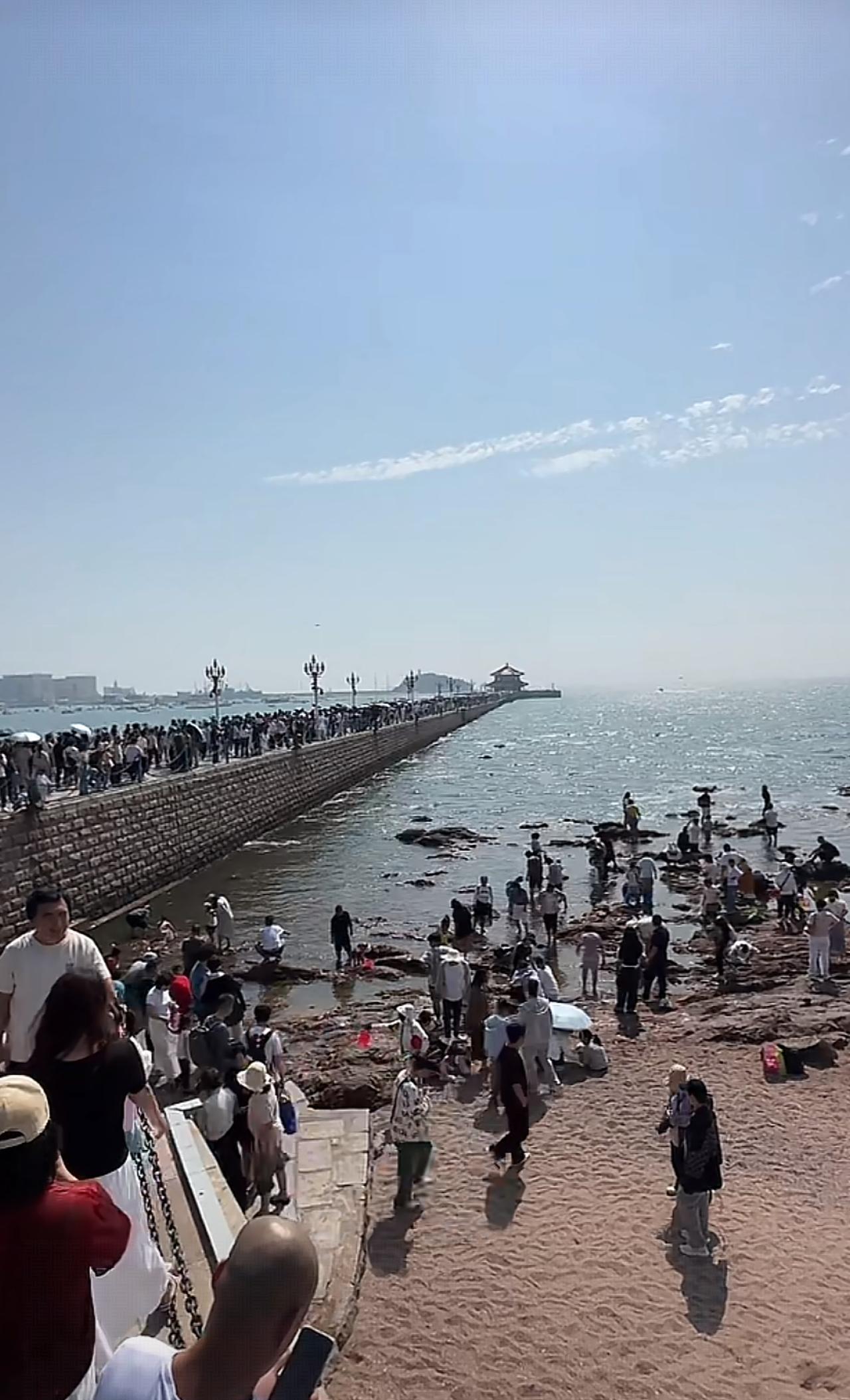 #秋日生活打卡季#国庆第一天：中午时分的青岛栈桥