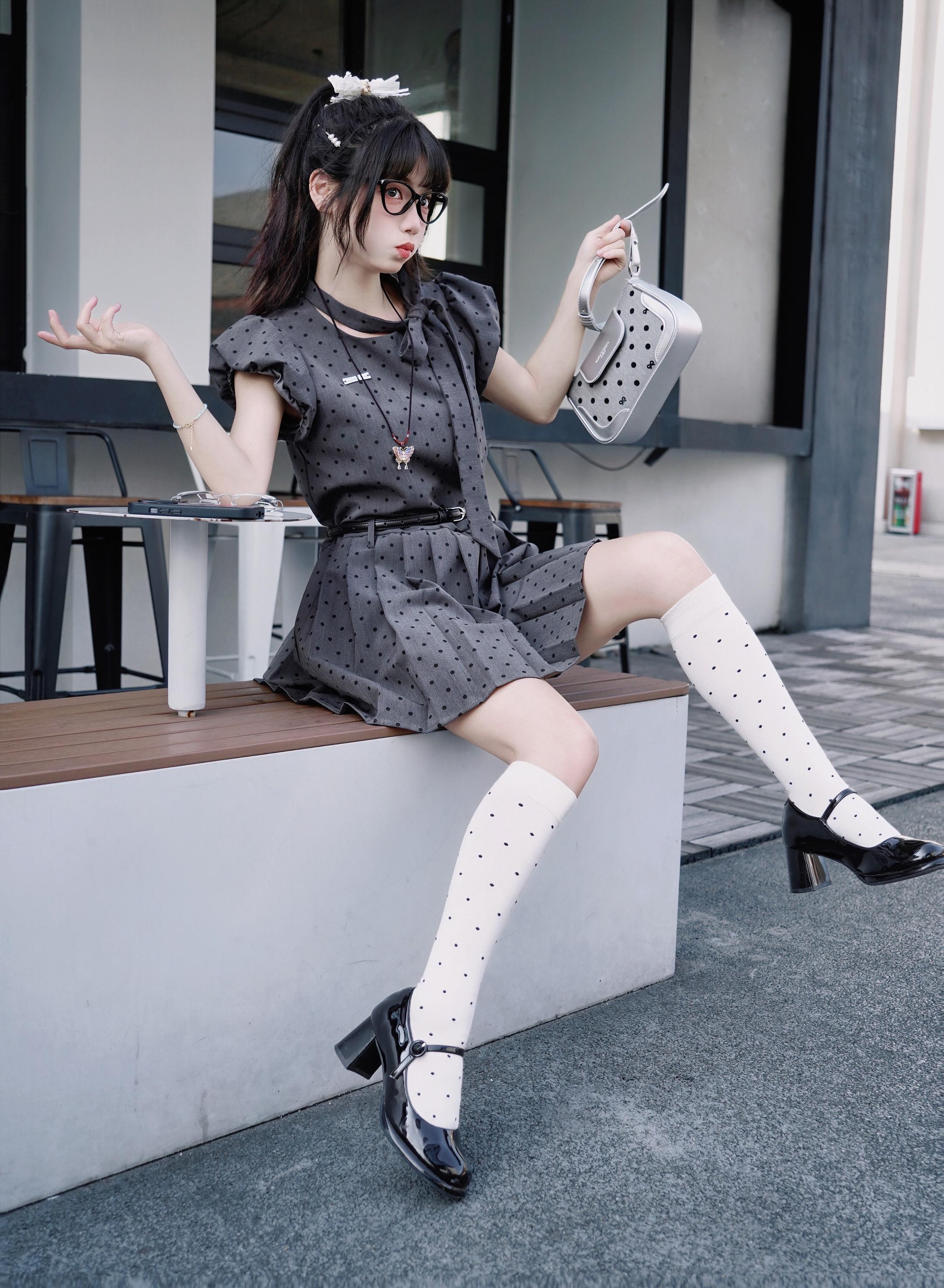 右滑帮我脱衣服。