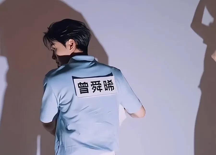白鹿还没反应过来就被曾舜晞一把抱起来了[捂脸哭]曾舜晞反应好快呀！白鹿还没反应过