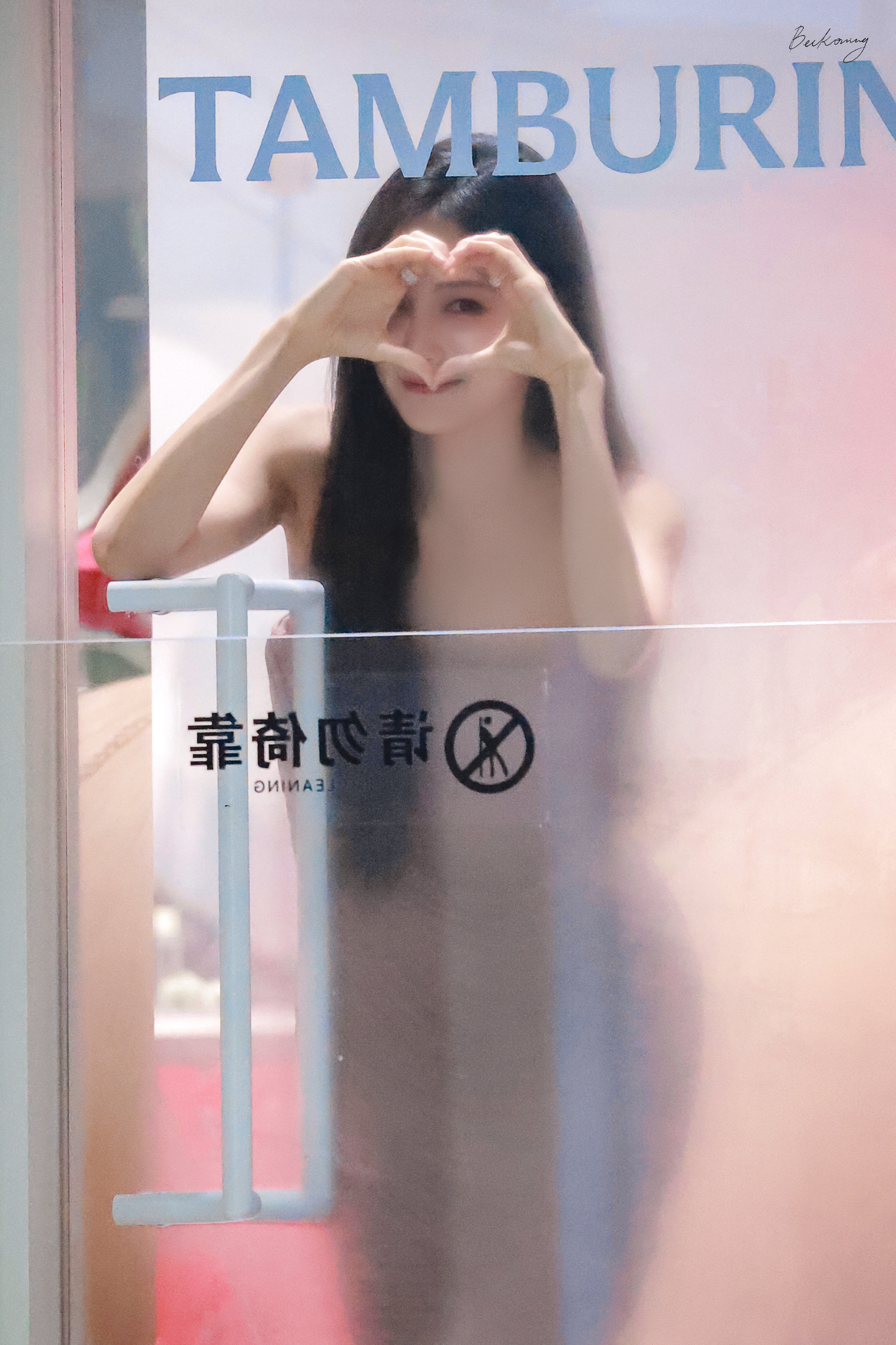 李一桐隔着玻璃给粉丝比心李一桐完全甜心公主灰芋紫抹胸褶皱长裙轻熟温婉好想跟姐姐贴