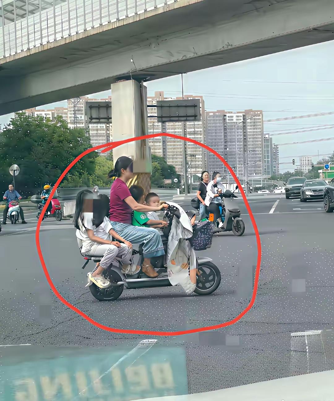 还是注意点安全吧，这也太危险了