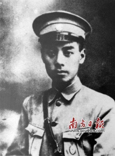 1927年，周恩来被捕，谁料，审讯他的人，竟是他的学生，他凑近周恩来，轻声说：“