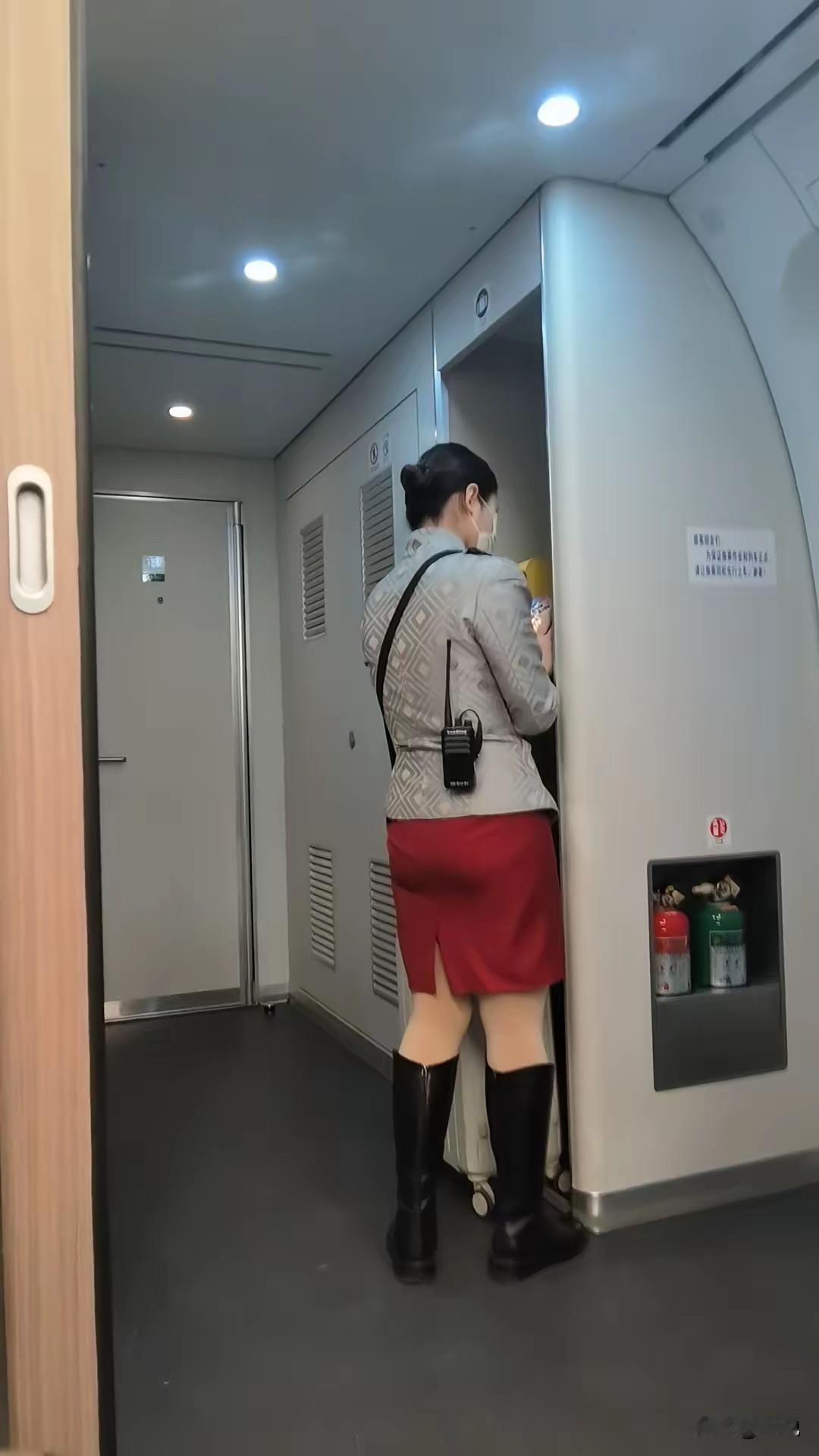 从着装上判断一下，这位美女是从事的是什么职业