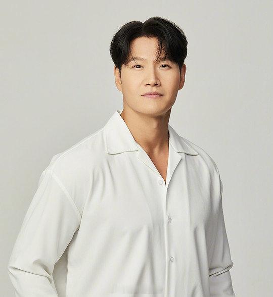 金钟国首度公开妻子身份金钟国近日在节目中首度透露妻子身份，称对方是认识很久的妹