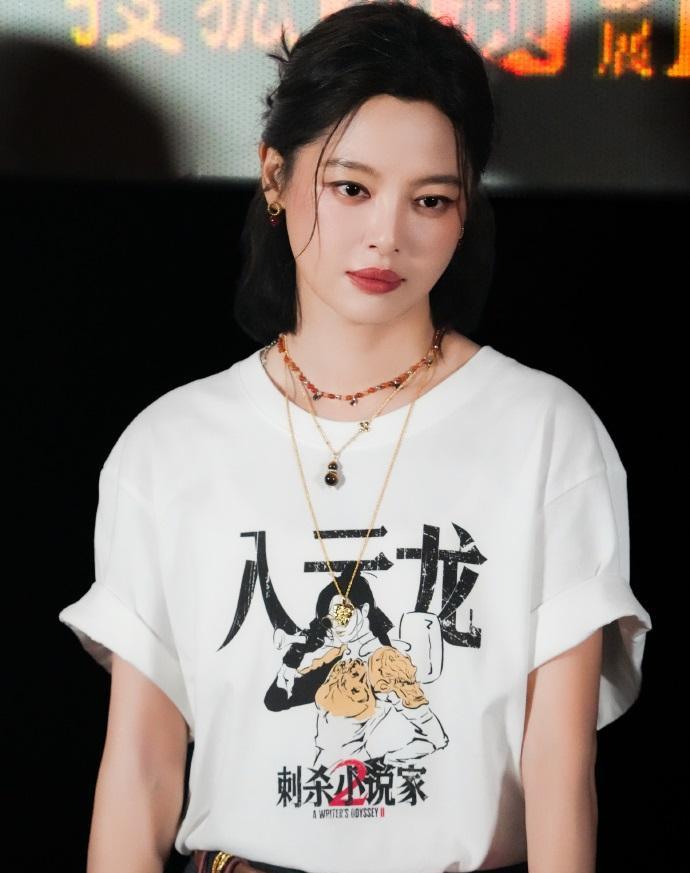 最近辛芷蕾去参加新片首映礼，她这次搭配的很显年轻，气质也很不错。辛芷蕾上身穿白