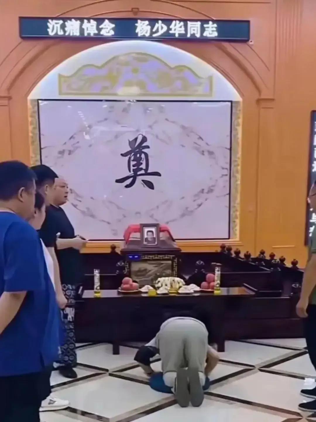 杨少华去世，相声界只有李金斗、刘惠、高峰三人到场（杨进明是干儿子算家人），虽然人