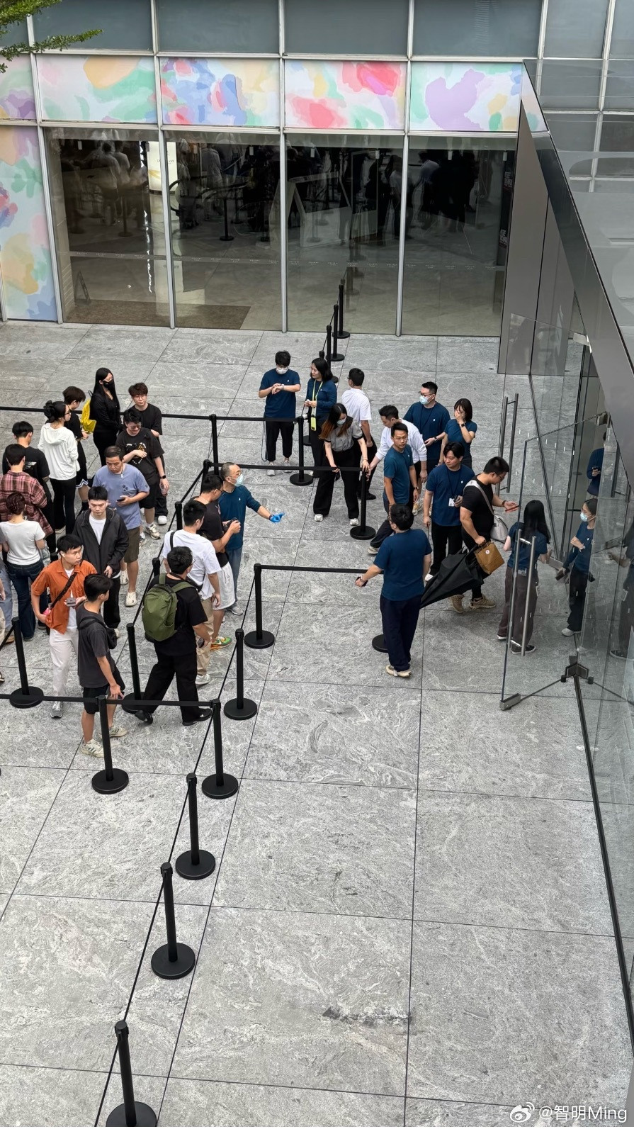 今天是iPhone17系列首销，AppleStore门口的黄牛什么价格我觉得