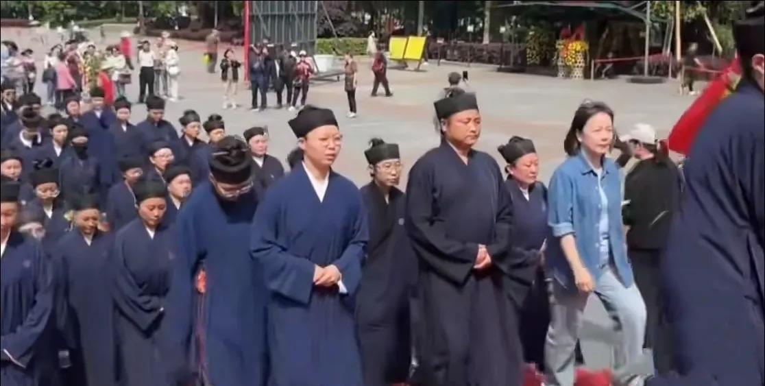 道教组织为毛主席献花篮。对伟人的崇拜与怀念，已深入我们的基因。为什么？因为