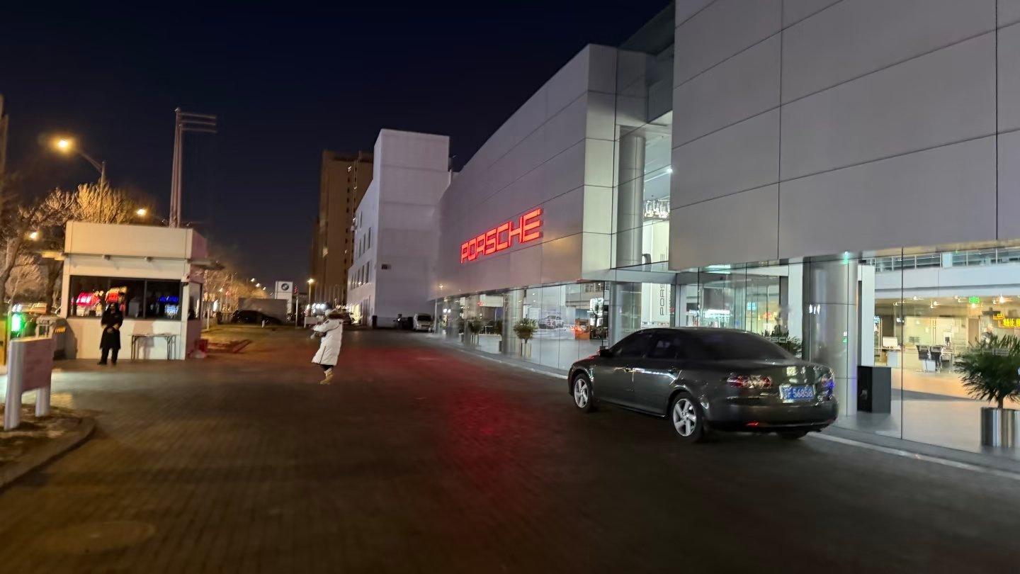 一位石景山保时捷的车主说，三年前来订车的时候，进门就有人递上一杯现磨的星巴克；两