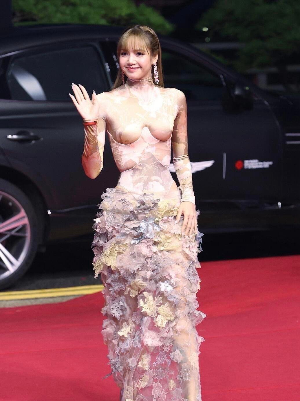 Lisa繁花长裙，好紧的裙子，真的好看吗？