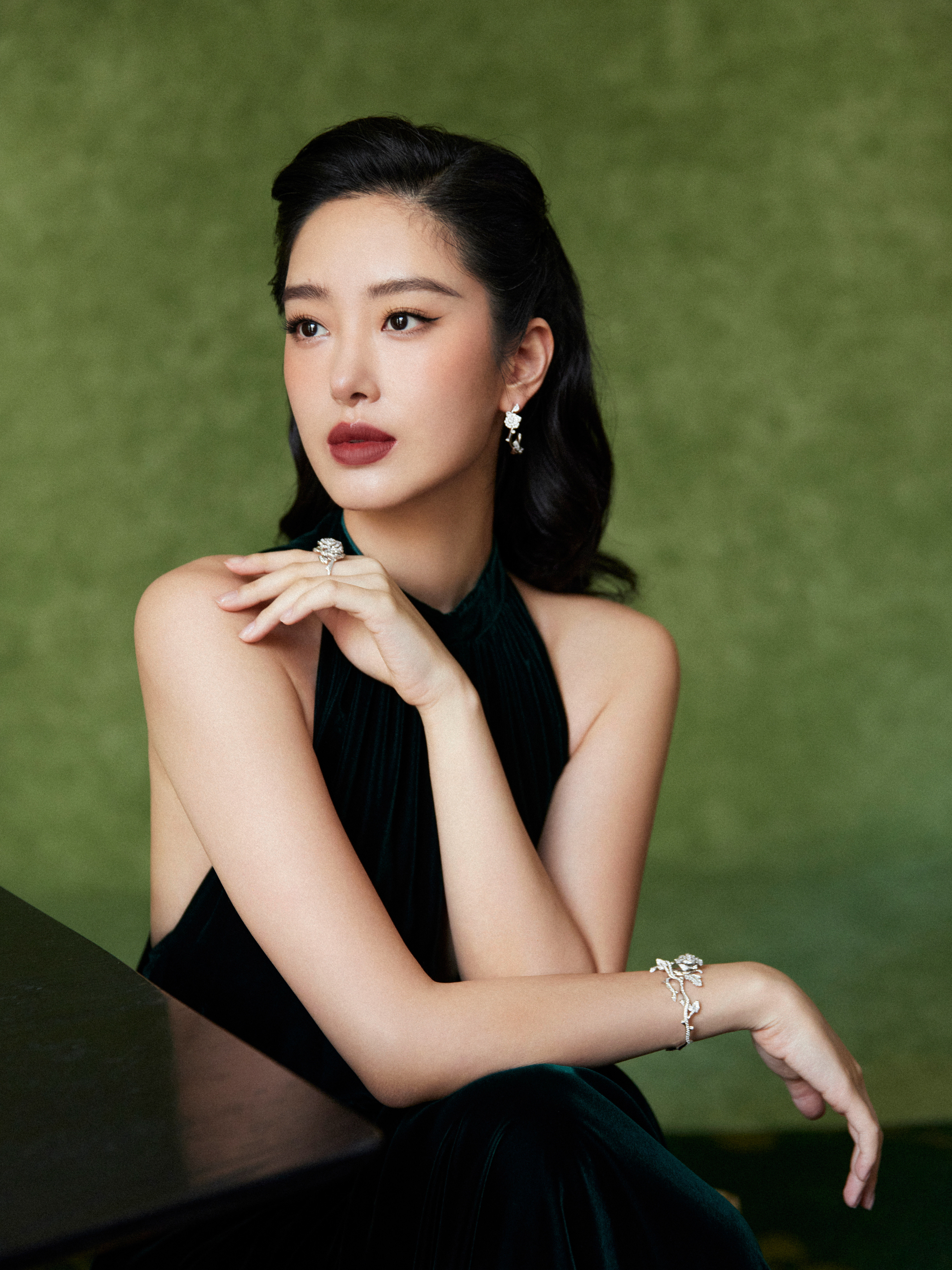 杨采钰：墨色如玉​​​