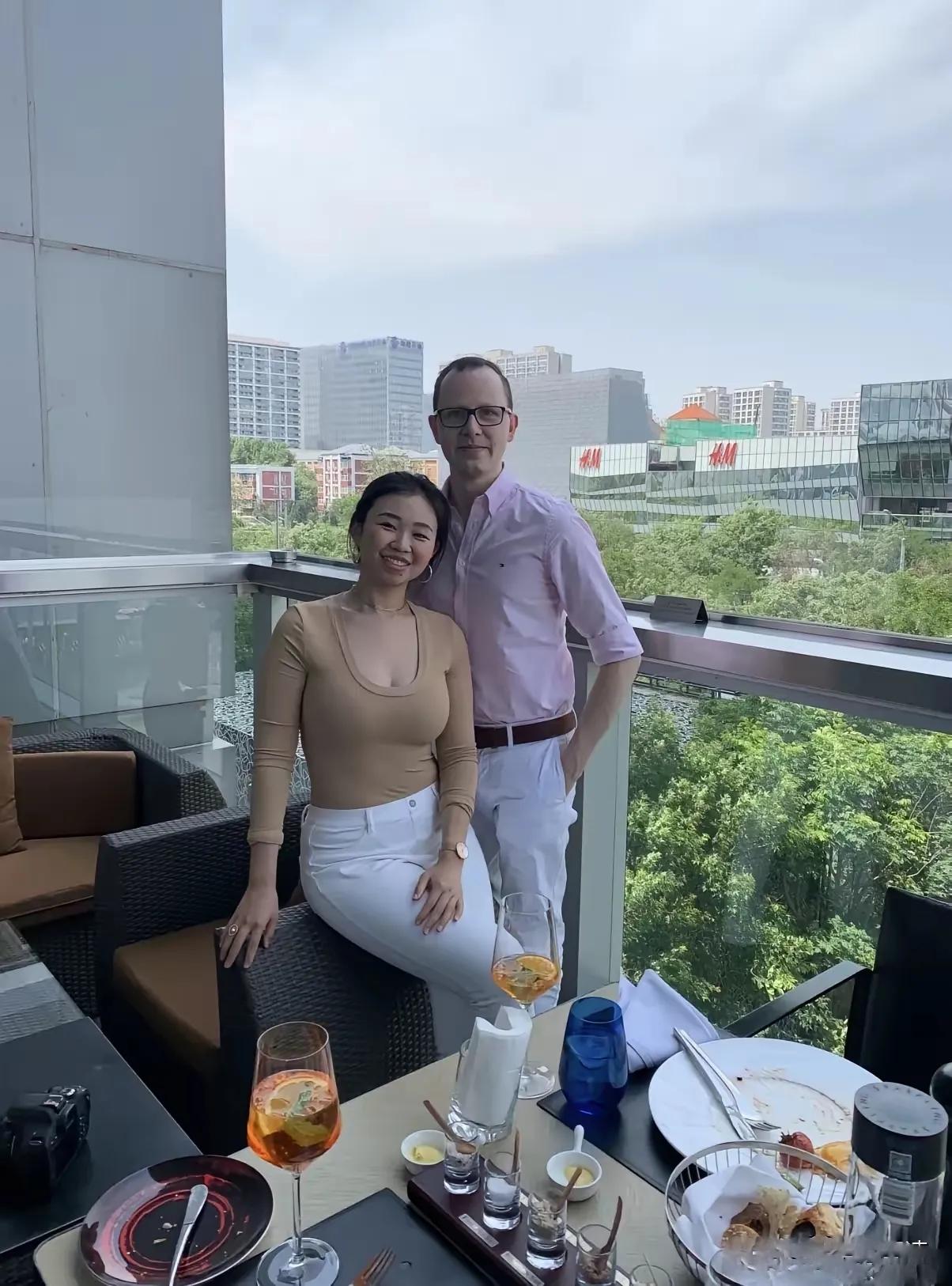 邓文迪长得并不出众，但是老外就是喜欢邓文迪类型的女人。看这个老外身边的女人就是一