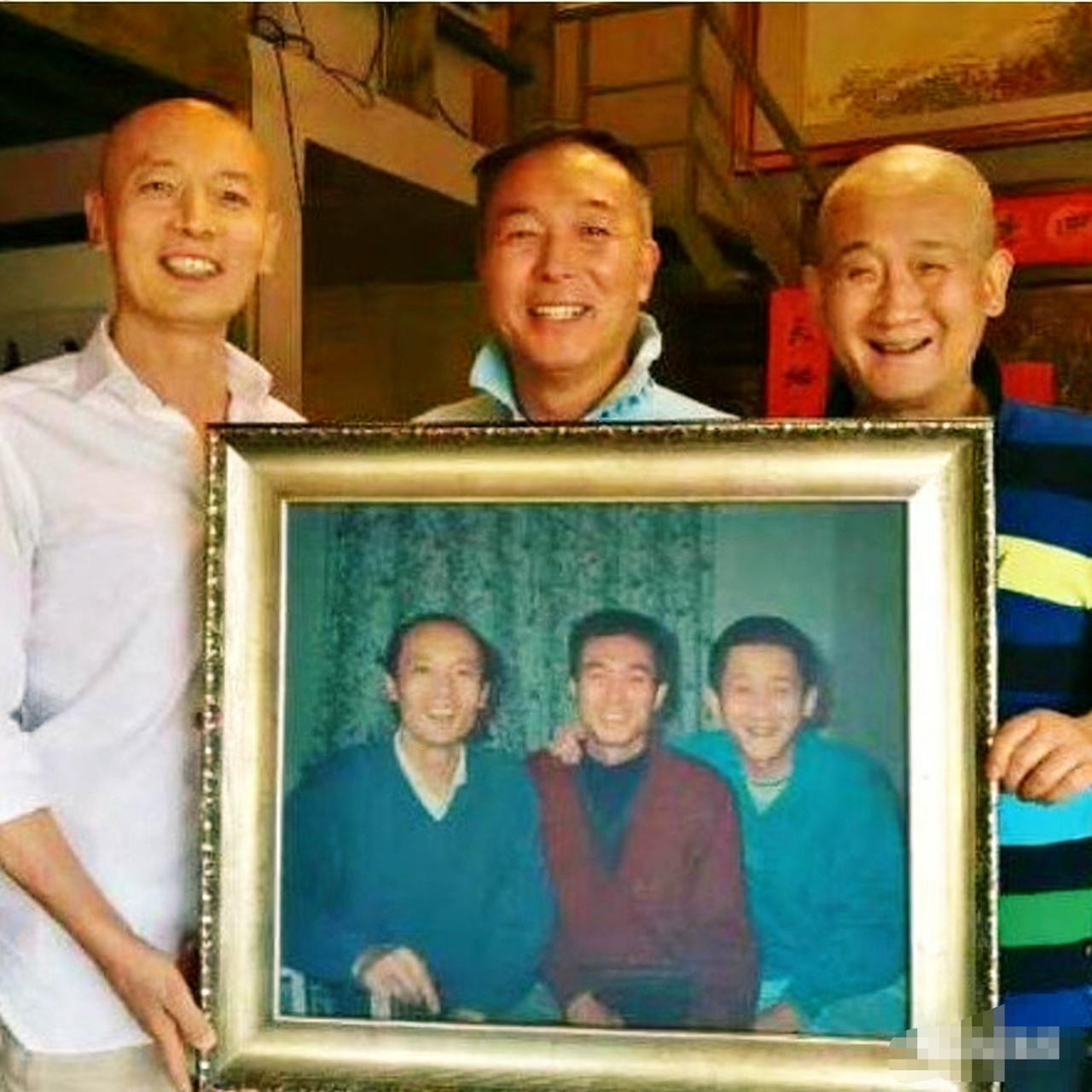 葛优、谢园、梁天，“喜剧三剑客”再次相聚，捧着30年前的合照，再一次合影，笑容灿