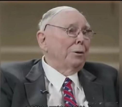 查理·芒格对特朗普的评价堪称“人间清醒型吐槽”，句句都戳在点子上。早在2012年
