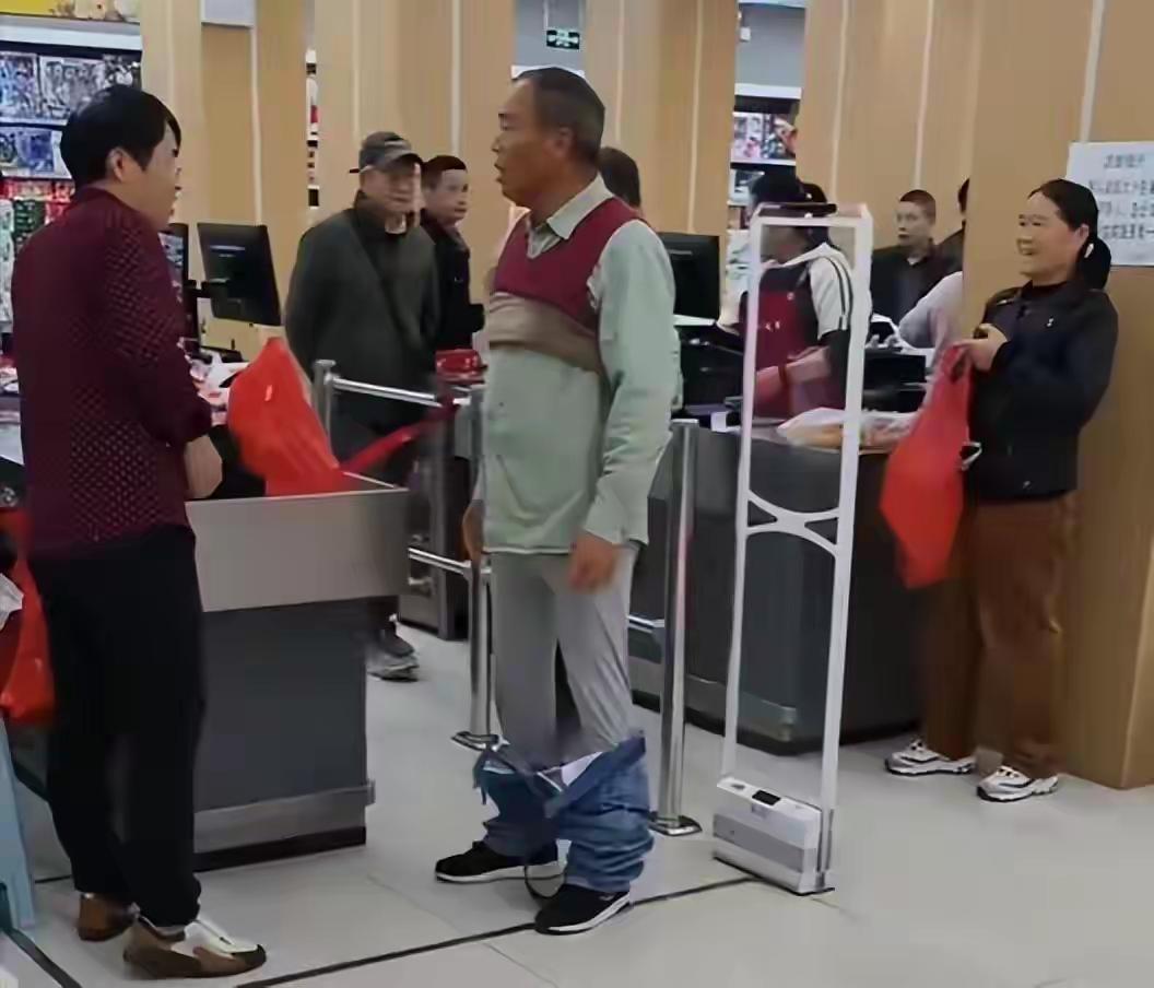 顾客脱衣仍不能证清白，11月9日，安徽巢湖一位六旬张大爷在超市购完物后，在出口