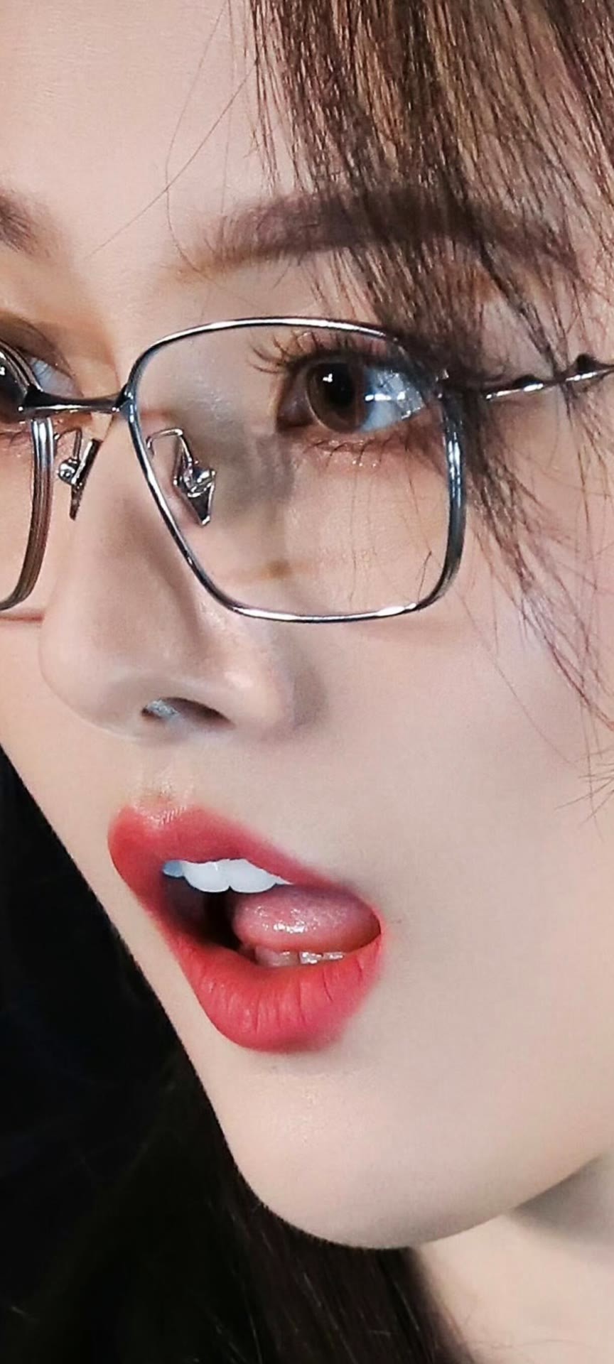 宋祖儿高清怼脸生图戴眼镜的祖儿好有味道！