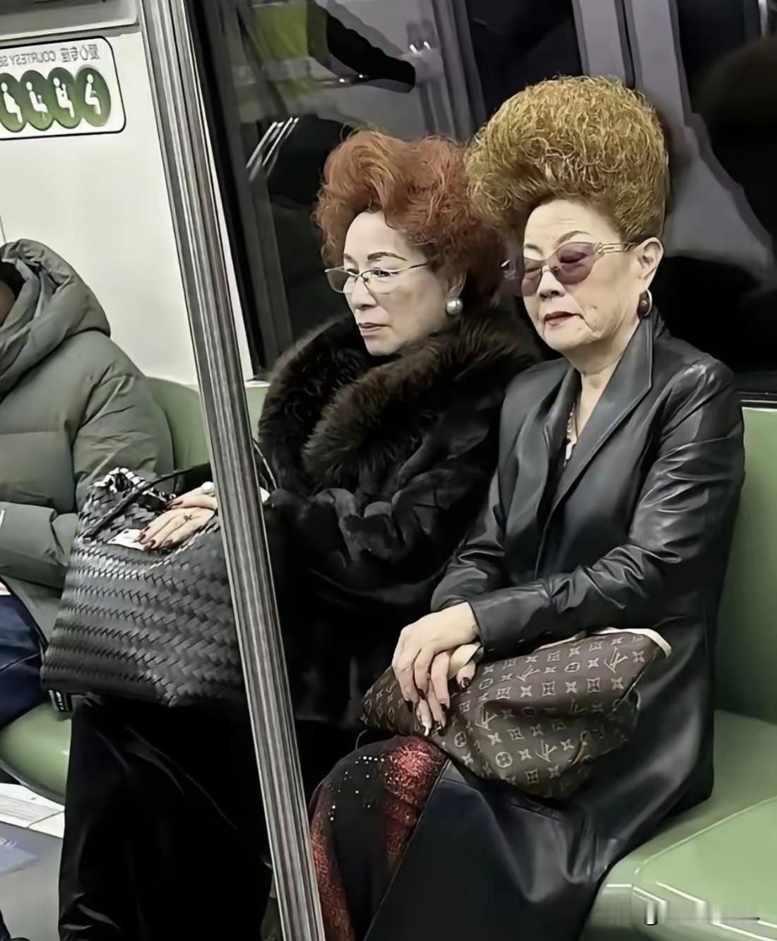 闺蜜说，这两个奶奶真是勇气一般人驾驭不了这个发型。