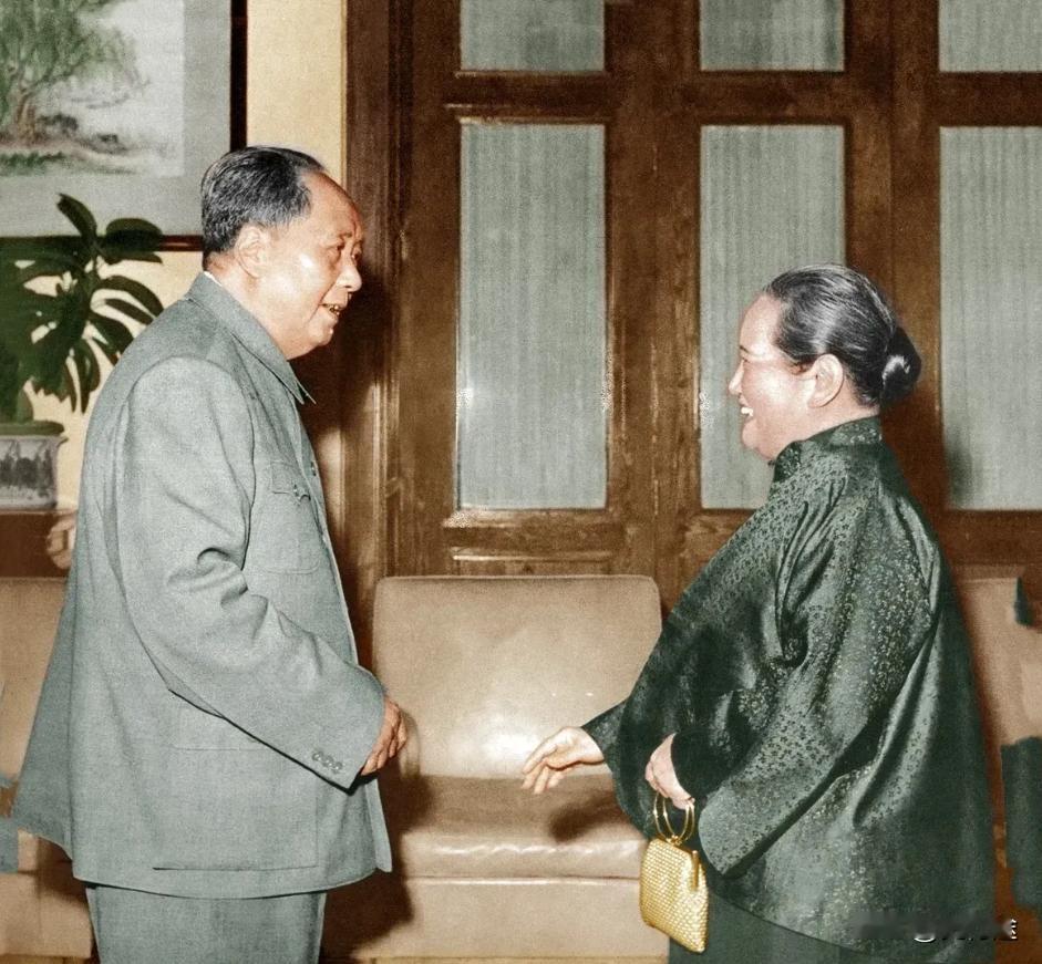 1966年，毛主席到北京宋庆龄寓所看望宋庆龄时的照片。一九六六年，北京，宋
