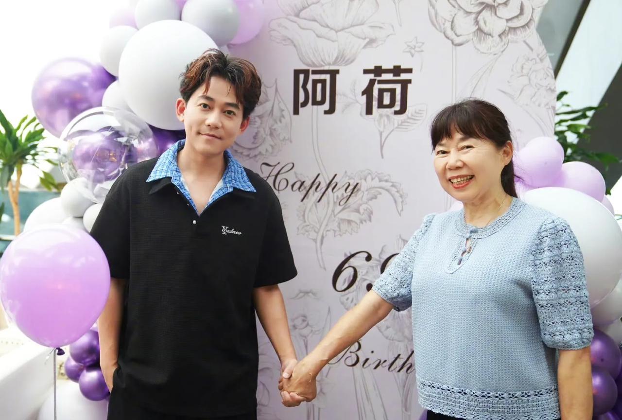 苏醒为老妈庆祝69岁生日，阿荷看着好年轻啊，一点也不像快70的人！人家阿荷可不是
