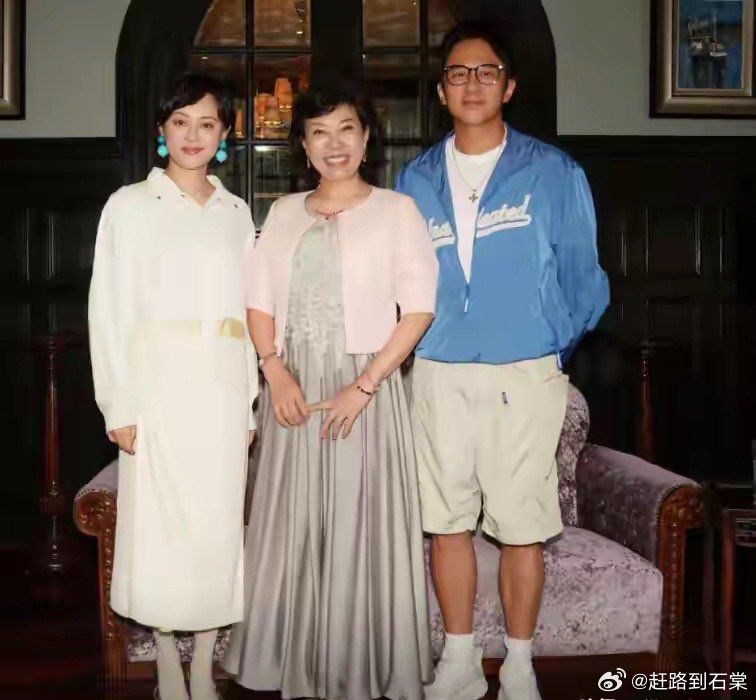 孙俪邓超现身妈妈生宴，孙母脸很肿打扮时髦，美甲鲜红戴大金镯子​​​
