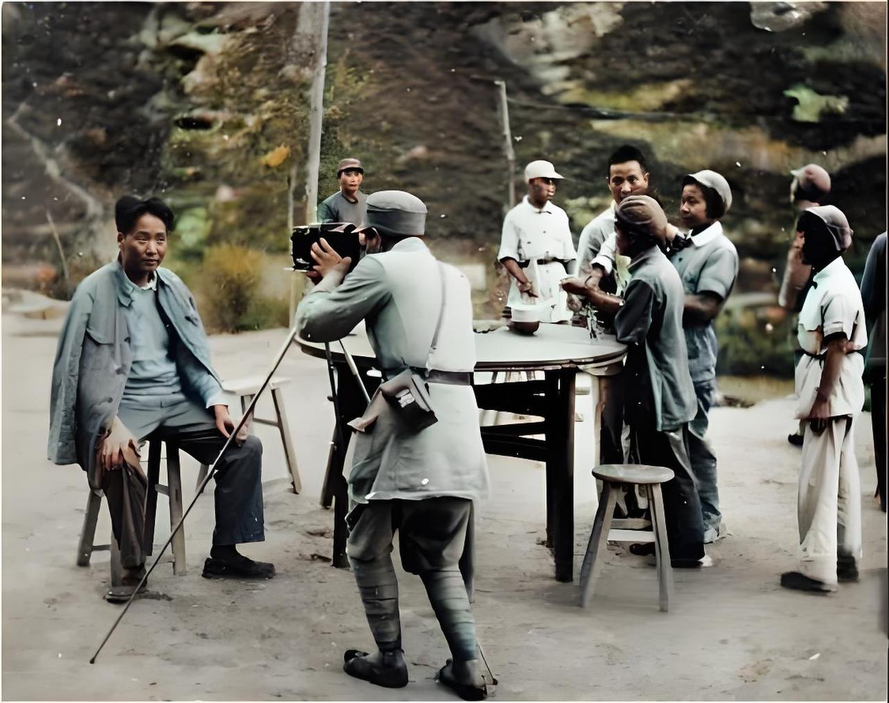 1943年，著名摄影师吴印咸正在为毛泽东拍照，这张照片定格了极具历史意义的瞬间